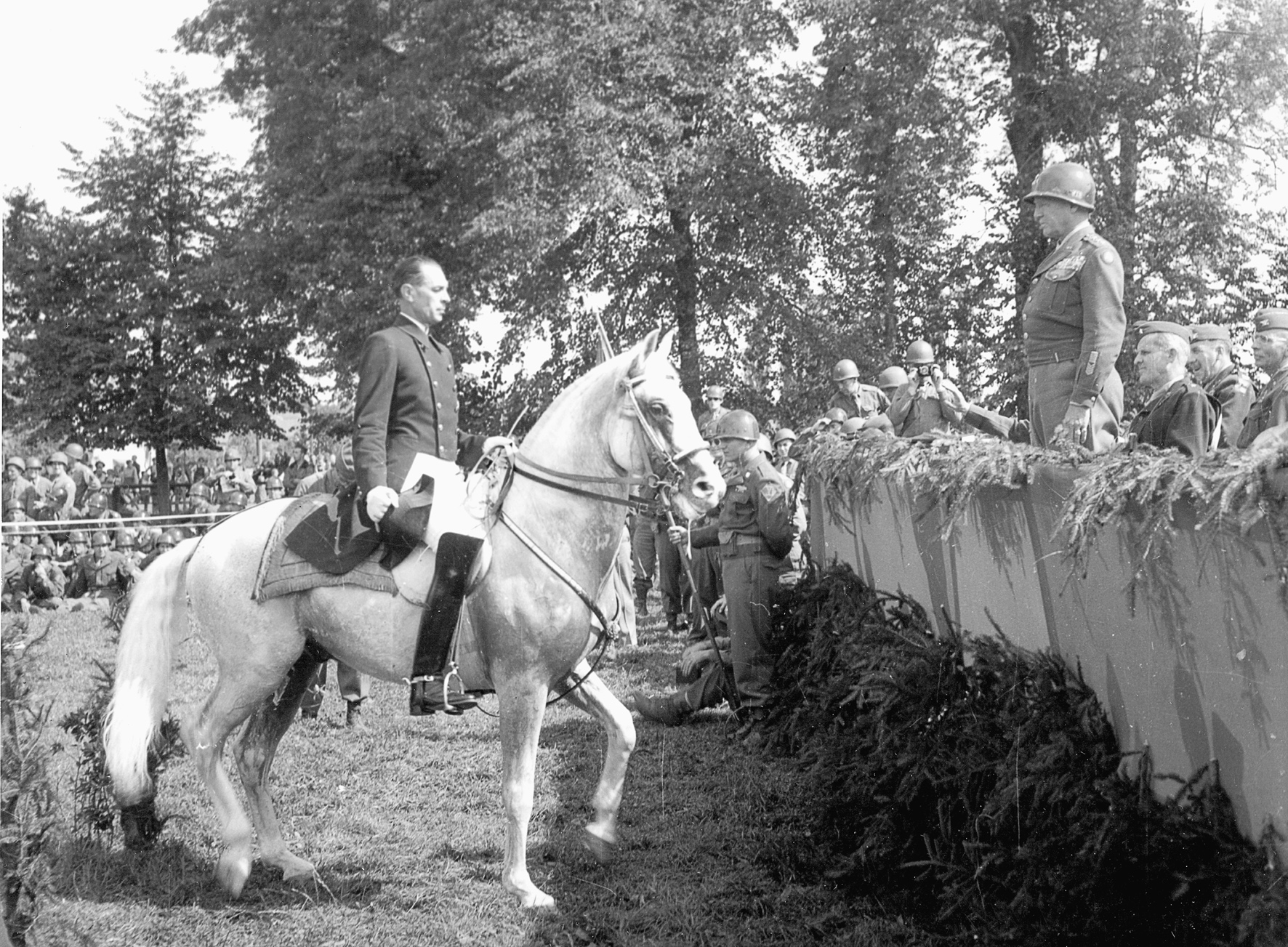 Patton hovoří s Podhajskym na konci představení v St. Martin v Rakousku